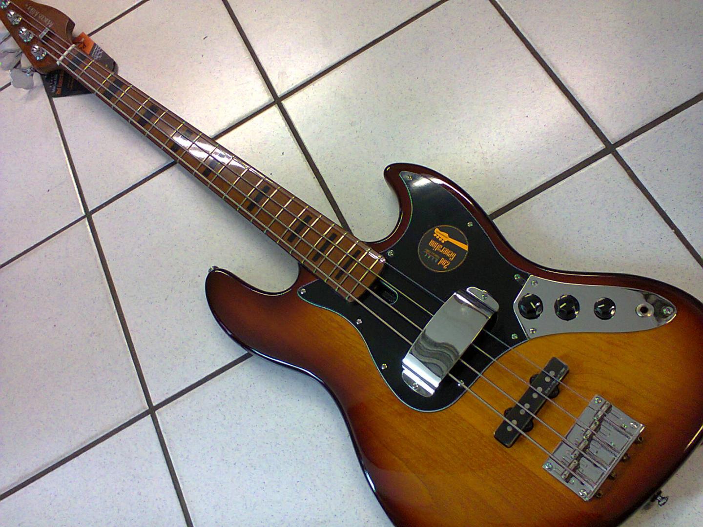 Marcus miller V5 Alder 4TS TOBACCO SUNBURST Marcus miller V5 Alder 4TS TOBACCO SUNBURST GUITARE BASSE MARCUS MILLER TOBACCO SUNBURST. CORPS AULNE. MANCHE & TOUCHE ERABLE. 2 MICROS CUSTOM REVOLUTION. VOL. TON. PLAQUE NOIRE. ACCASTILLAGE CHROME.
