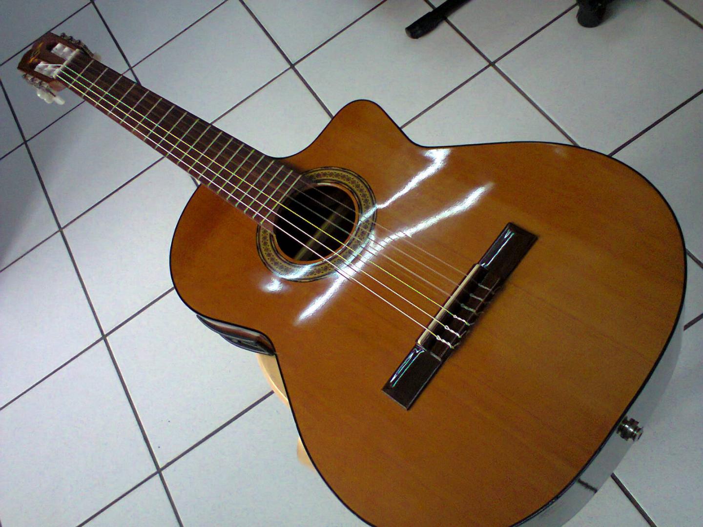 ADMIRA MALAGA EC ELECTRO CLASSIQUE PAN COUPE ADMIRA MALAGA EC **OCCASION** GUITARE ELECTRO CLASSIQUE **MADE IN Espagne** PAN COUPE NATURELLE VERNIE. TABLE CEDRE MASSIF. DOS ECLISSES MANCHE ACAJOU. TOUCHE CHEVALET PALISSANDRE. PREAMPLI SHADOW.