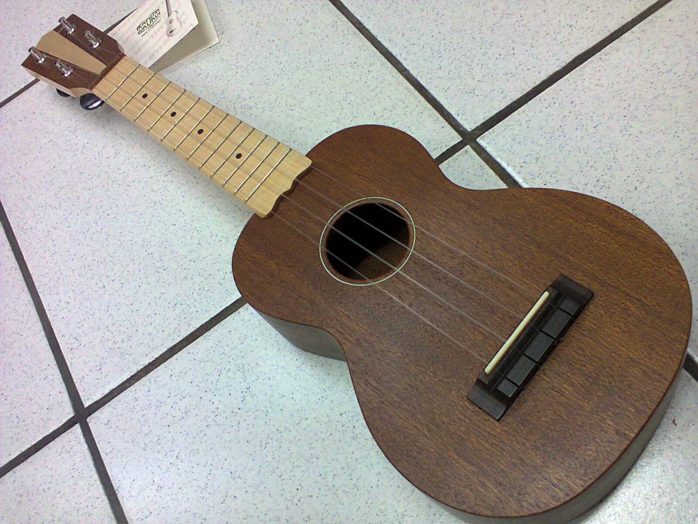 BRUKO UKULELE S006 BRUKO UKULELE SOPRANO SI-FA#-RE-LA ou LA-MI-DO-SOL. NATUREL SATINE. TABLE ACAJOU MASSIF. MANCHE & TOUCHE ERABLE. CHEVALET PALISSANDRE