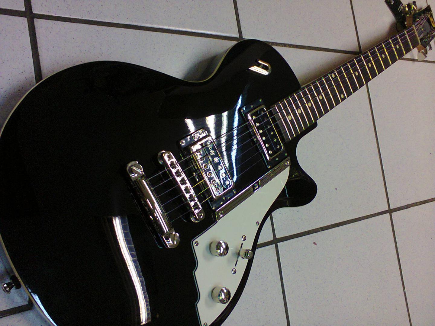 DUESENBERG STARPLAYER SPECIAL DSP BK DUESENBERG STARPLAYER SPECIAL DSP-BK GUITARE ELECTRIQUE NOIR BRILLANT **MADE IN GERMANY**. CORPS AULNE AMERICAIN MASSIF TABLE ET MANCHE ERABLE MASSIF. TOUCHE PALISSANDRE INDE. MICRO DOUBLE MANCHE GRAND VINTAGE. MICRO DOUBLE CHEVALET CRUNCHBUCKER. VOL. TON. SELECTEUR 3 POS. MECANIQUE BAIN D'HUILE. ACCASTILLAGE CHROME. PLAQUE BLANCHE