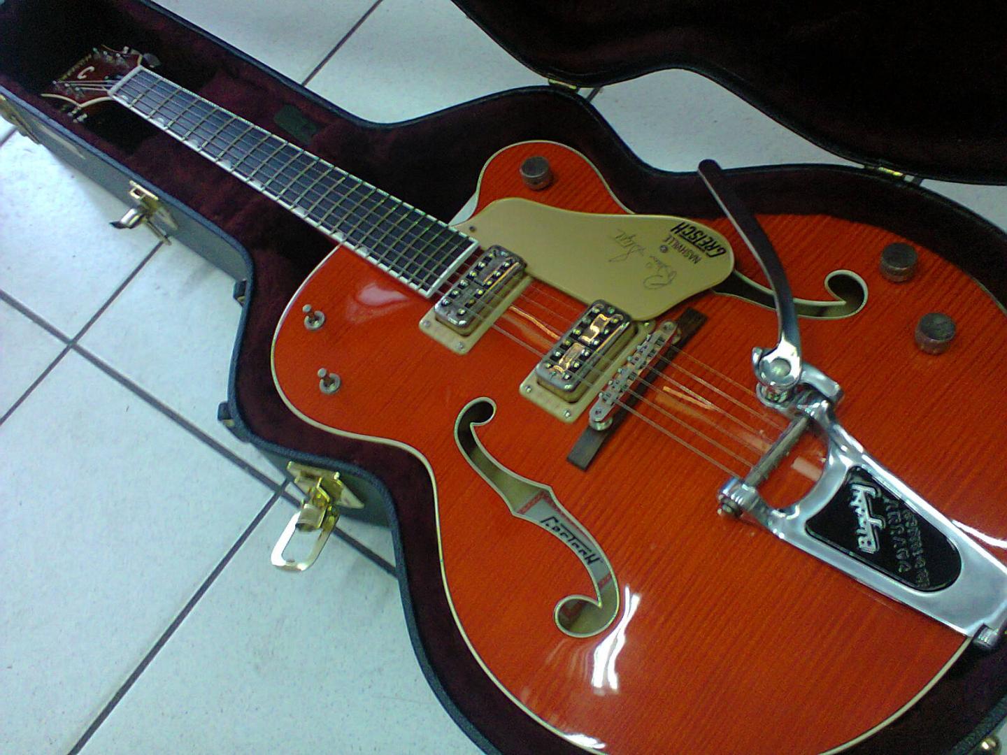 GUITARE Gretsch Professional Collection G6120SSU-OFLM Brian Setzer Nashville Bigsby, TV Jones 2400116812 GRETSCH **OCCASION** GUITARE ELECTRIQUE **MADE IN JAPON** ORANGE VERNIE. CORPS & MANCHE ERABLE FLAMME. TOUCHE EBENE. CHEVALET PALISSANDRE. 2 MICROS TV JONES. VOL. TON. MASTER. SELECTEUR 3 POS. VIBRATO BIGSBY. ACCASTILLAGE CHROME. BOUTON