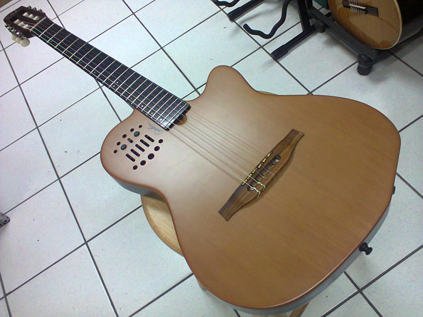 GUITARE GODIN MULTIAC ACS SA 032150 GUITARE GODIN MULTIAC ACS SA 032150 GUITARE CLASSIQUE MIDI NATURELLE SATINEE. CORPS ERABLE ARGENTE TABLE CEDRE MASSIF. MANCHE VISSE ACAJOU. TOUCHE EBENE. MICRO SUR CHAQUE CORDES. VOLUME / AIGU / MEDIUM / GRAVE. CONTRÔLE CONVERTISSEUR. BROCHE 13 FICHES ET JACK. **HOUSSE OFFERTE**