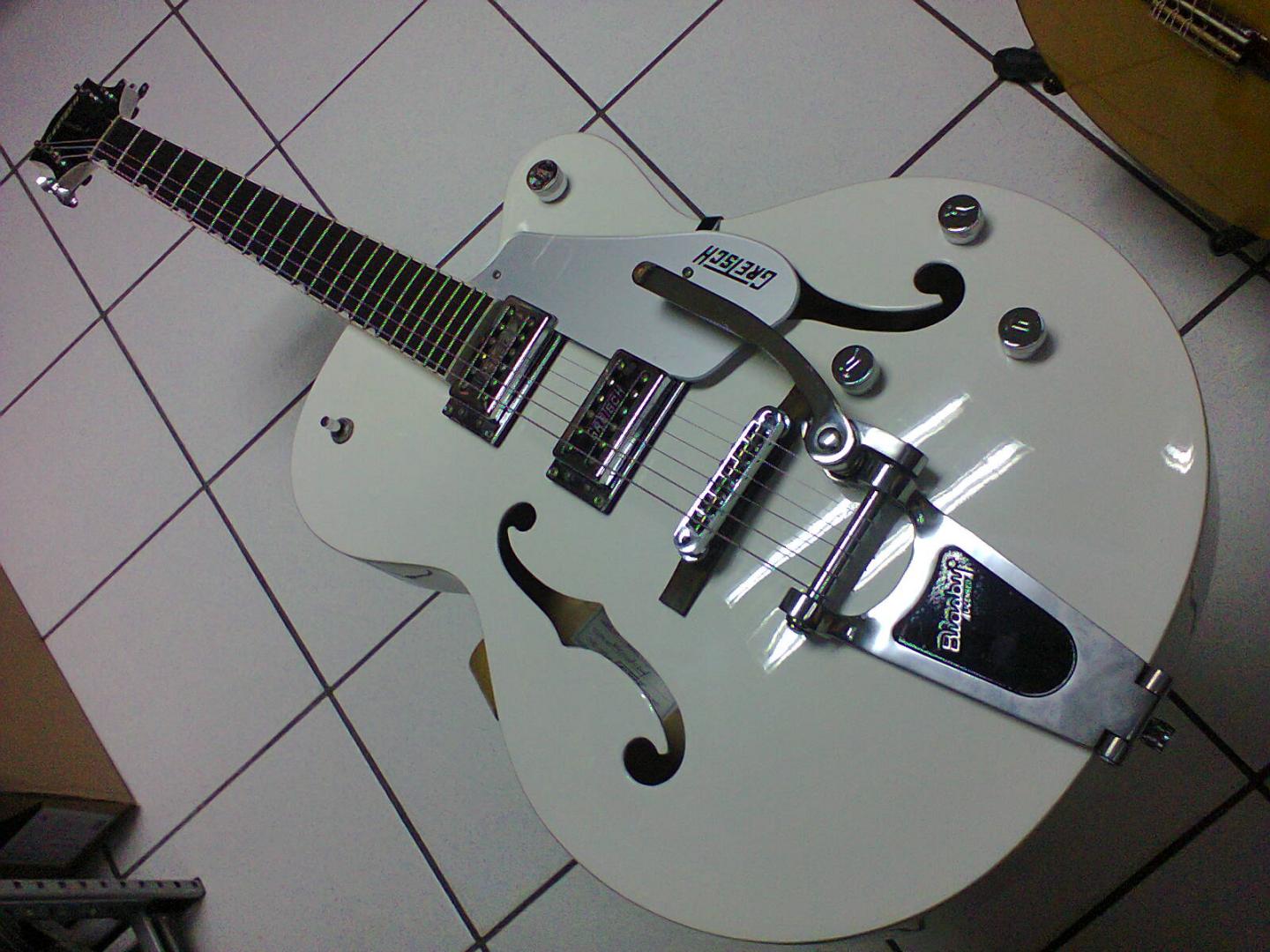 GRETSCH G5120 Electromatic Collection GRETSCH G5120 Electromatic Collection 2505811 **OCCASION** GUITARE ELECTRIQUE BLANCHE VERNIE. CORPS ET MANCHE ERABLE. TOUCHE PALISSANDRE. 2 MICROS HUMBUCKER. 2 VOL. TON. MASTER. VIBRATO BIGSBY. ACCASTILLAGE CHROME. AVEC ETUI GRETSCH