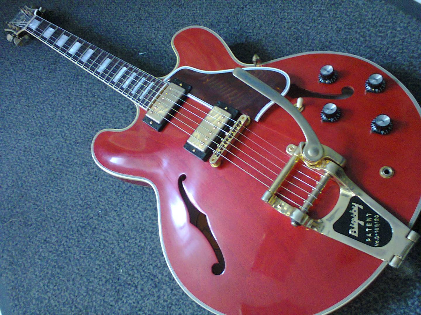 Gibson Memphis ES-355 VOS Bigsby Sixties Cherry ES55DR18SCBG1 Gibson Memphis ES-355 VOS Bigsby Sixties Cherry ES55DR18SCBG1 GUITARE ELECTRIQUE CUSTOM SHOP USA LIMITEE A 100 EXEMPLAIRES ROUGE TRANSLUCIDE. CORPS ERABLE. MANCHE ACAJOU TOUCHE PALISSANDRE. 2 HUMBUCKERS GIBSON. 2 VOL. 2 TON. SELECTEUR 3 POS. VIBRATO BIGSBY. MECANIQUE GROVER. ACCASTILLAGE GOLD VOS. PLAQUE ECAILLE. ETUI GIBSON