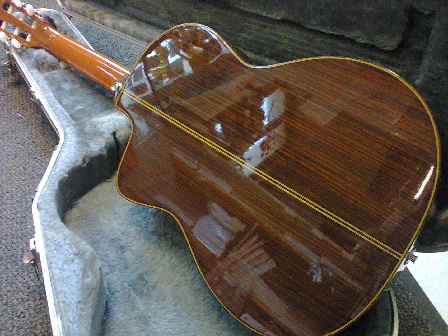 TAKAMINE EP50 TAKAMINE EP50 GUITARE ELECTRO CLASSIQUE **MADE IN JAPAN**. TABLE CEDRE MASSIF. MANCHE ACAJOU. DOS ECLISSES TOUCHE CHEVALET PALISSANDRE. PREAMPLI EQ. AVEC ETUI