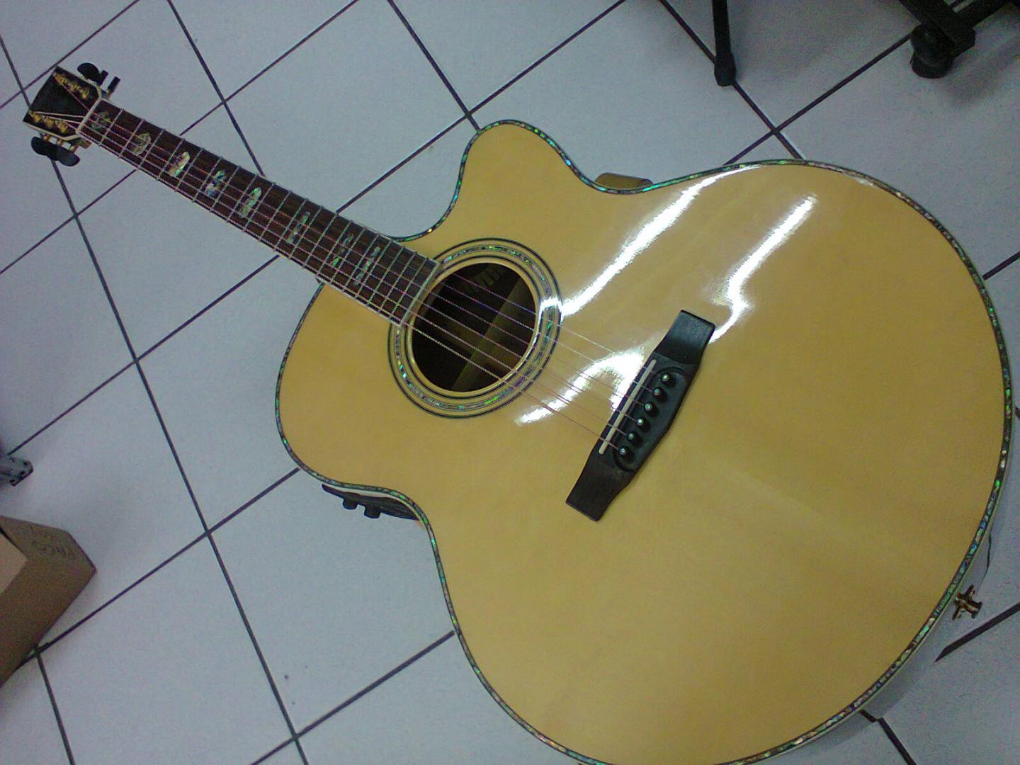 CORT CJ10X CORT CJ10X ¤¤OCCASION¤¤ GUITARE ELECTRO ACOUSTIQUE NATURELLE VERNIE. TABLE ÉPICÉA ENGELMANN MASSIF. FOND & ÉCLISSES PALISSANDRE. MANCHE ACAJOU TOUCHE PALISSANDRE. SILLETS OS. FILET ABALONE. MÉCANIQUES GROVER. EQ FISHMAN PREMIUM SOB