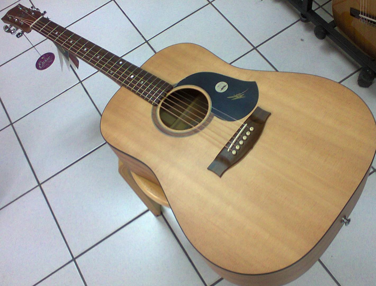 MATON S60 MATON S60 GUITARE ACOUSTIQUE NATURELLE SATINEE **FAITE A LA MAIN MADE IN AUSTRALIE**. TABLE EPICEA MASSIF. DOS ECLISSES MANCHE ERABLE MASSIF. TOUCHE CHEVALET PALISSANDRE. MECANIQUE GROVER. ETUI MATON