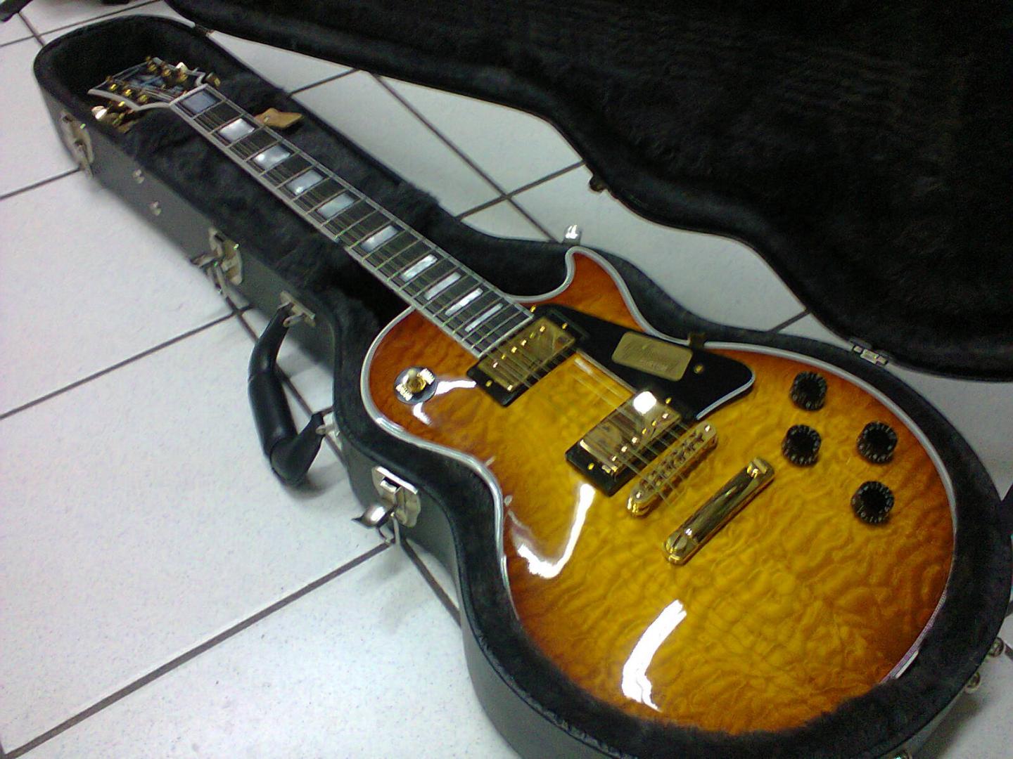 GIBSON LES PAUL CUSTOM SHOP QUILT LIMITED RUN ICED TEA LPCQLTDITGH1 GIBSON LES PAUL CUSTOM SHOP QUILT LIMITED RUN ICED TEA LPCQLTDITGH1 GUITARE ÉLECTRIQUE **MADE IN NASHVILLE USA** ICED TEA. TABLE ÉRABLE ONDE SCULPTÉE. CORPS MASSIF 1 PIECE MANCHE ACAJOU. TOUCHE RICHLITE. MICROS 490R & 498T. 2 VOLUMES 2 TONALITÉS. SÉLECTEUR 3 POSITIONS. ACCASTILLAGE OR. **ÉTUI CUSTOM GIBSON**