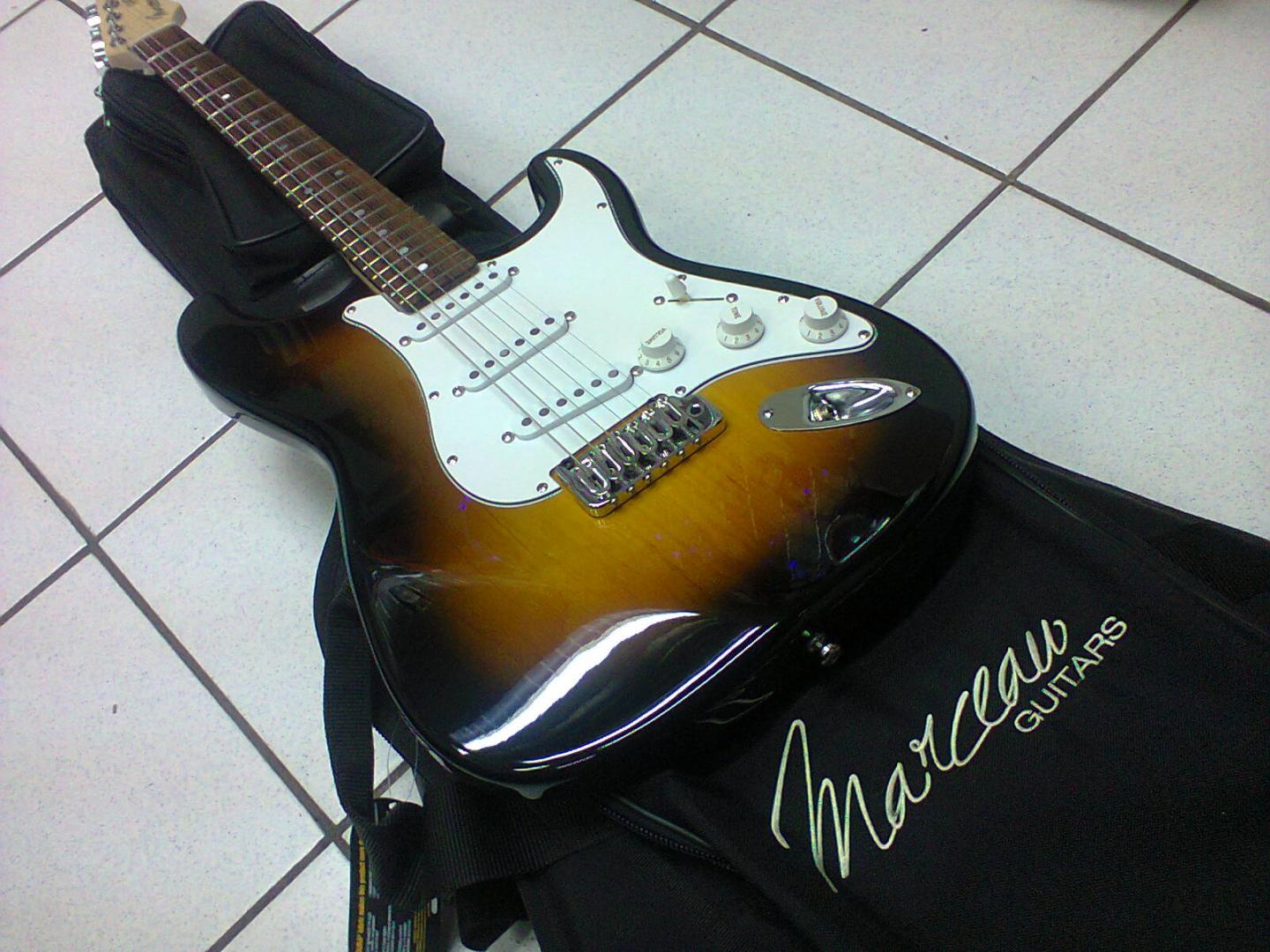 GUITARE TOM MARCEAU EXPERIENCE TRAD ST TOM MARCEAU EXPERIENCE TRAD ST GUITARE ELECTRIQUE CUSTOM SHOP ARTISANALE 100% MADE IN FRANCE SUNBURST (option). CORPS AULNE. MANCHE ERABLE FLAMME (option) TOUCHE PAU FERRO. 3 MICROS SIMPLES 2 VOL. 1 TON. SELECTEUR 5 POS. ACCASTILLAGE CHROME. PLAQUE BLANCHE. **HOUSSE MADE IN ITALY**