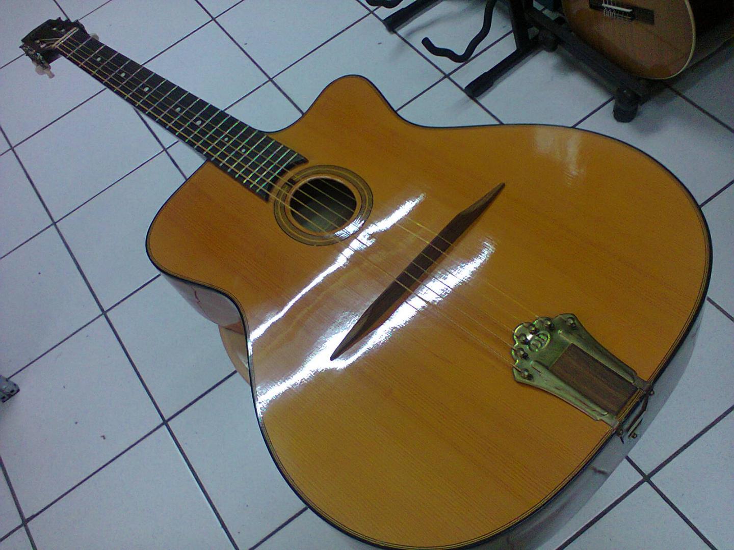 GUITARE PATENOTTE JAZZ SWING MANOUCHE GUITARE PATENOTTE JAZZ SWING MANOUCHE LUTHIER PATENOTTE MIRECOURT FRANCE. TABLE EPICEA. DOS ECLISSES ERABLE