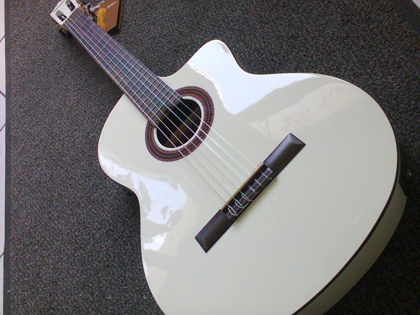 MARTINEZ STANDARD MC-48C-CE White thin body MARTINEZ STANDARD MC-48C-CE White thin body GUITARE ELECTRO CLASSIQUE PAN COUPE BLANCHE VERNIE. TABLE CEDRE. DOS ECLISSES MANCHE ACAJOU TOUCHE CHEVALET PALISSANDRE. PREAMPLI FISHMAN.